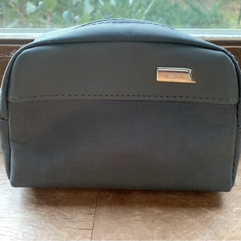 TUMI Collaboration With Delta Grey Toiletries Makeup Accessories Travel Bag